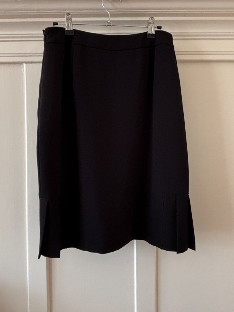 90s Vintage Coquette Minimalist Pleat Knee Length Skirt Size 8 — image 4 of 5
